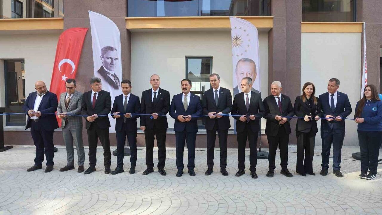 İş Bankası'ndan Hatay'a Eğitim Desteği: Defne Anadolu Lisesi Açıldı