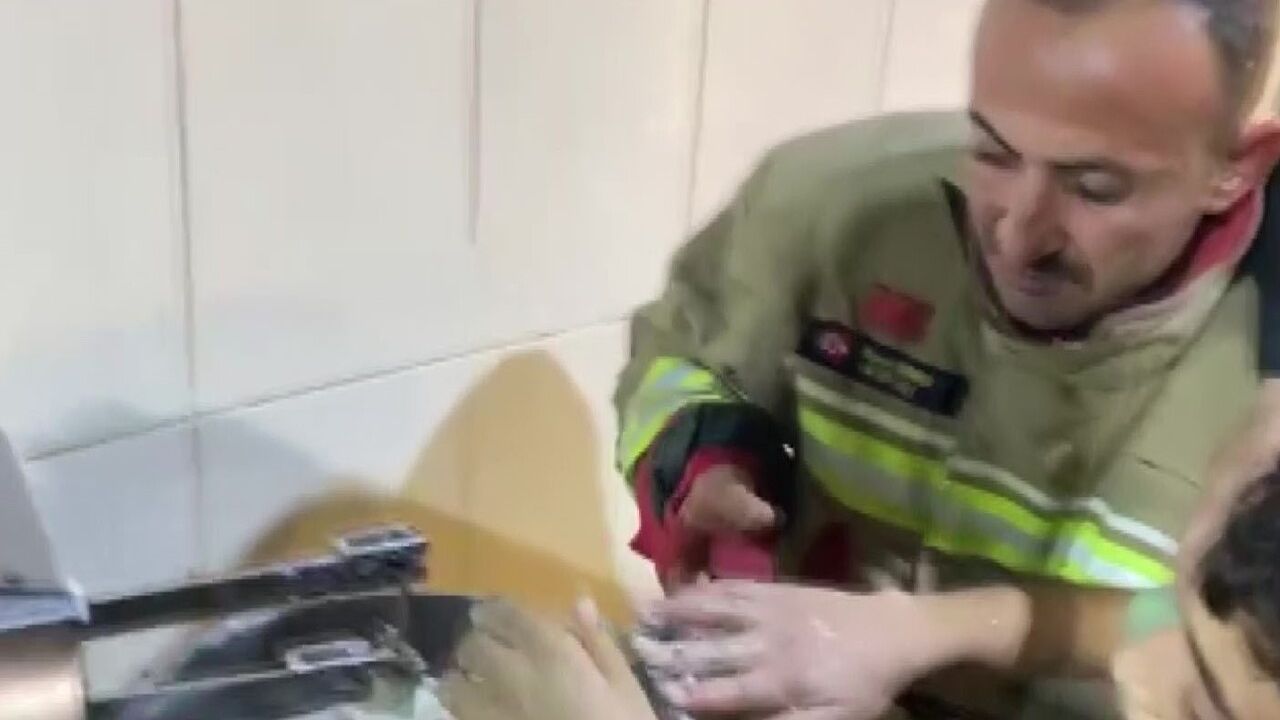 İskenderun'da Hamur Karıştırma Makinesine Sıkışan Çocuğu İtfaiye Kurtardı