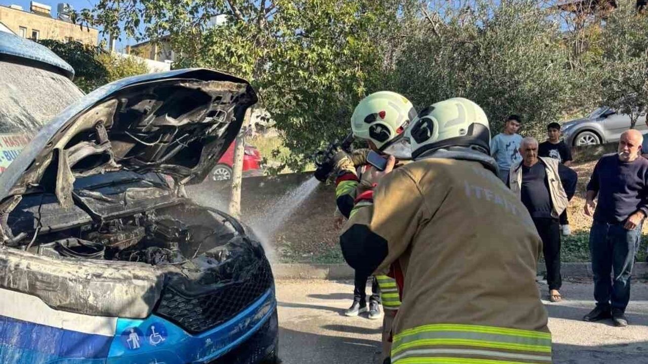İskenderun'da Minibüs Yangını: Motor Kısmı Alev Aldı