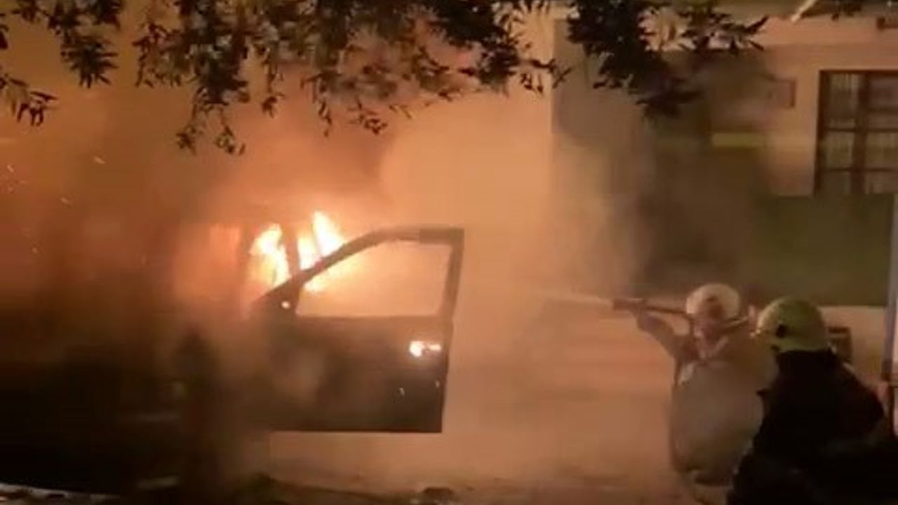 İskenderun'da Park Halindeki Otomobil Alevlere Teslim Oldu