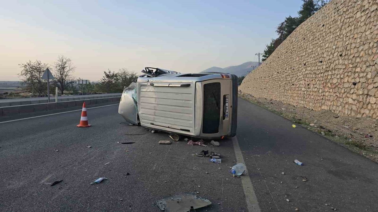 İslahiye'de Kamyonet Hafif Ticari Araca Çarptı: 4 Yaralı