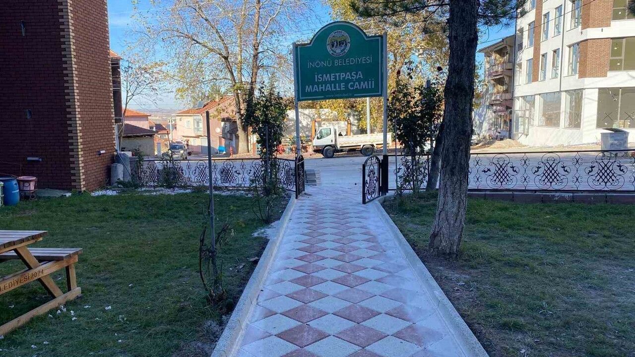 İsmetpaşa Camii çevresinde kaldırım yenileme başladı