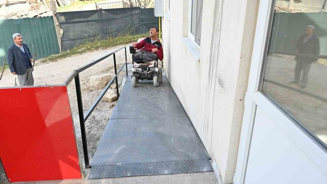 Isparta Belediyesi Bozanönü'nde 49 Yıllık Zorluğu Bitiren Engelli Rampasını Yaptı