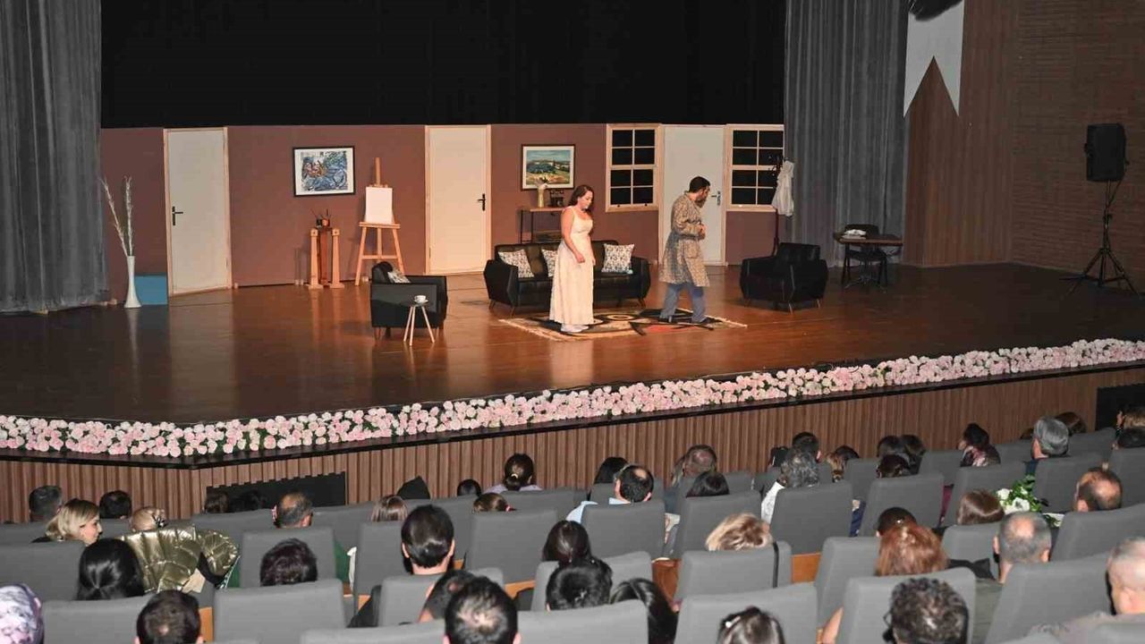 Isparta Belediyesi Şehir Tiyatroları 'Eyvah Yine Karıştı' ile açıldı