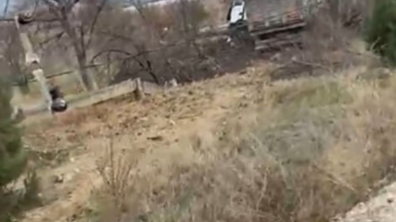 Isparta’da Kontrolden Çıkan Tır Bariyerlere ve Elektrik Direğine Çarpıp Tarlaya Savruldu: 1 Yaralı