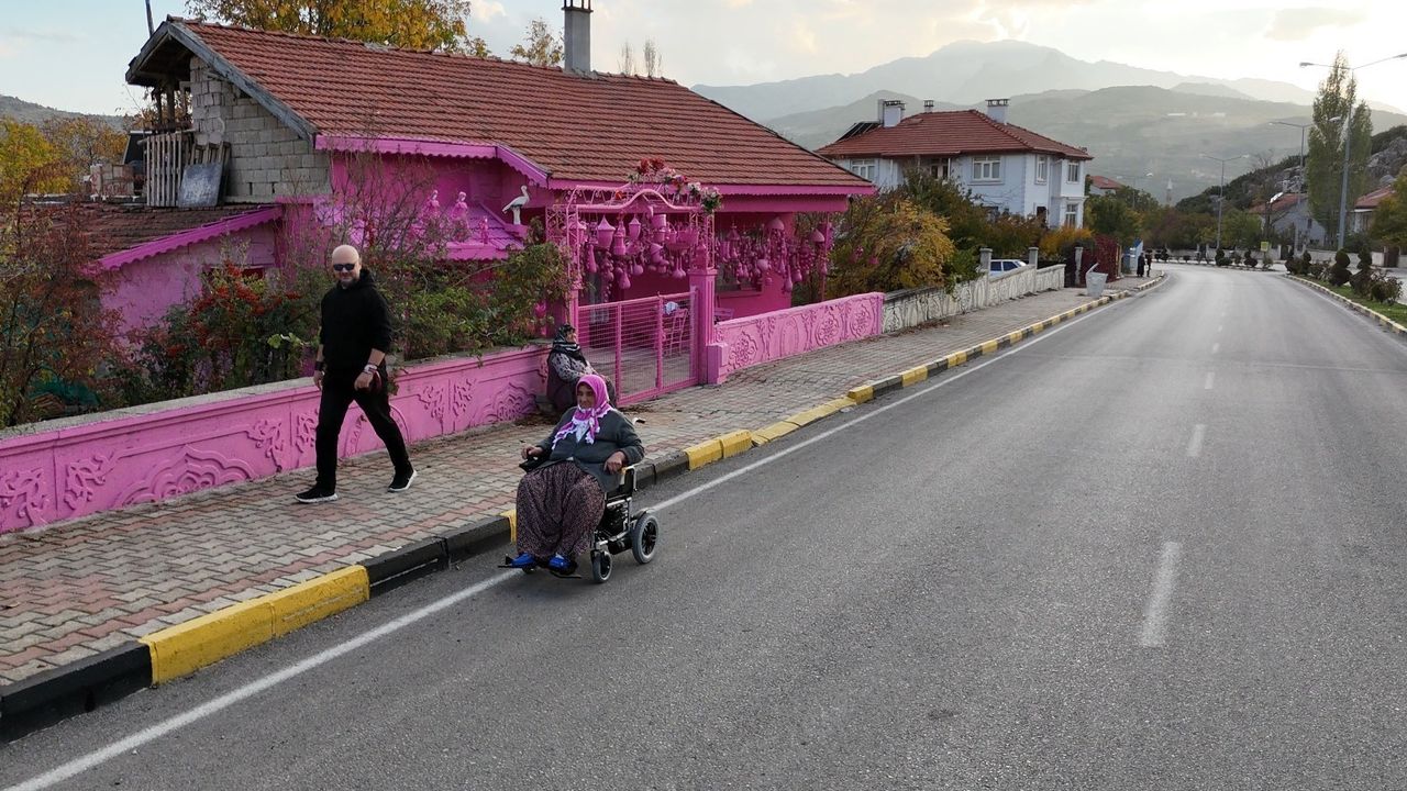 Isparta’nın Barbie’si Sakine Akkul: Akülü aracını pembeye boyamak istiyor