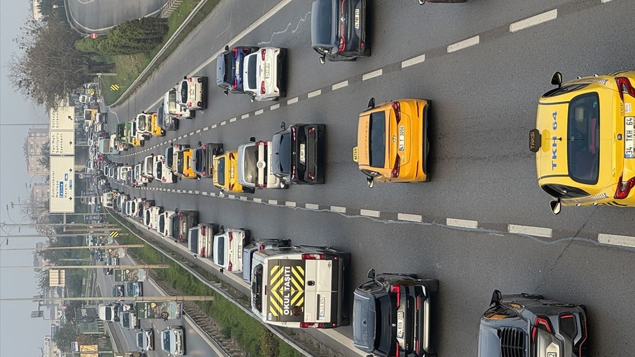 İstanbul'da Haftanın İlk İş Gününde Trafik Yoğunluğu %73'e Ulaştı