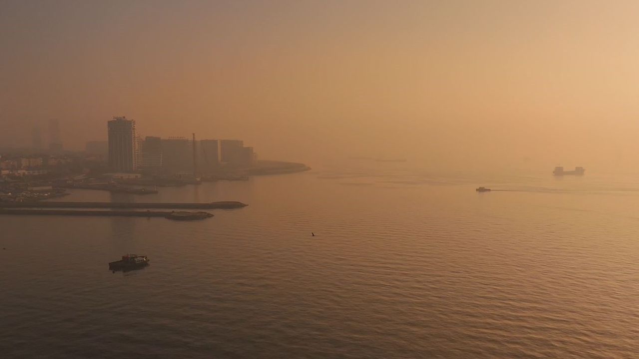 İstanbul'da Sabah Sisi Kartpostallık Görüntüler Oluşturdu
