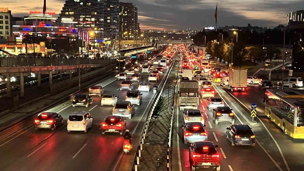 İstanbul'da Trafik Yoğunluğu Akşam Saatlerinde %85'e Ulaştı