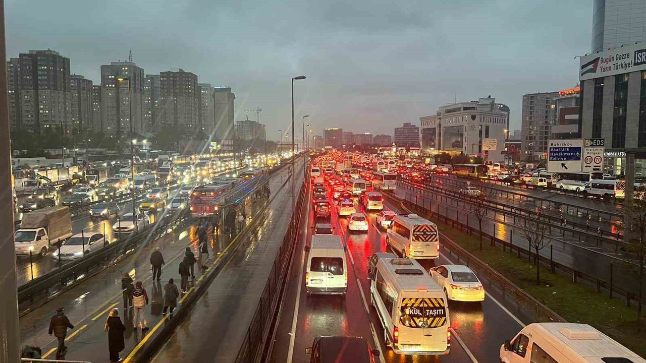 İstanbul'da Yağış Trafiği Kilitledi: Yoğunluk %90