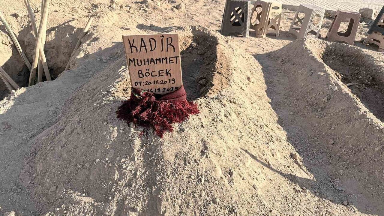 İstanbul'da Zehirlenme Faciası: Anne ve İki Çocuk Yan Yana Defnedildi