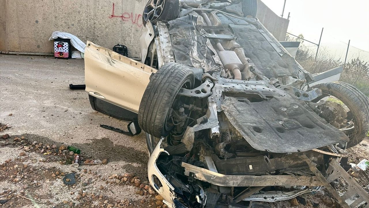 İstanbul-İzmir Otoyolu'nda Şarampole Devrilen Otomobil: 4 Yaralı, Anne Kritik