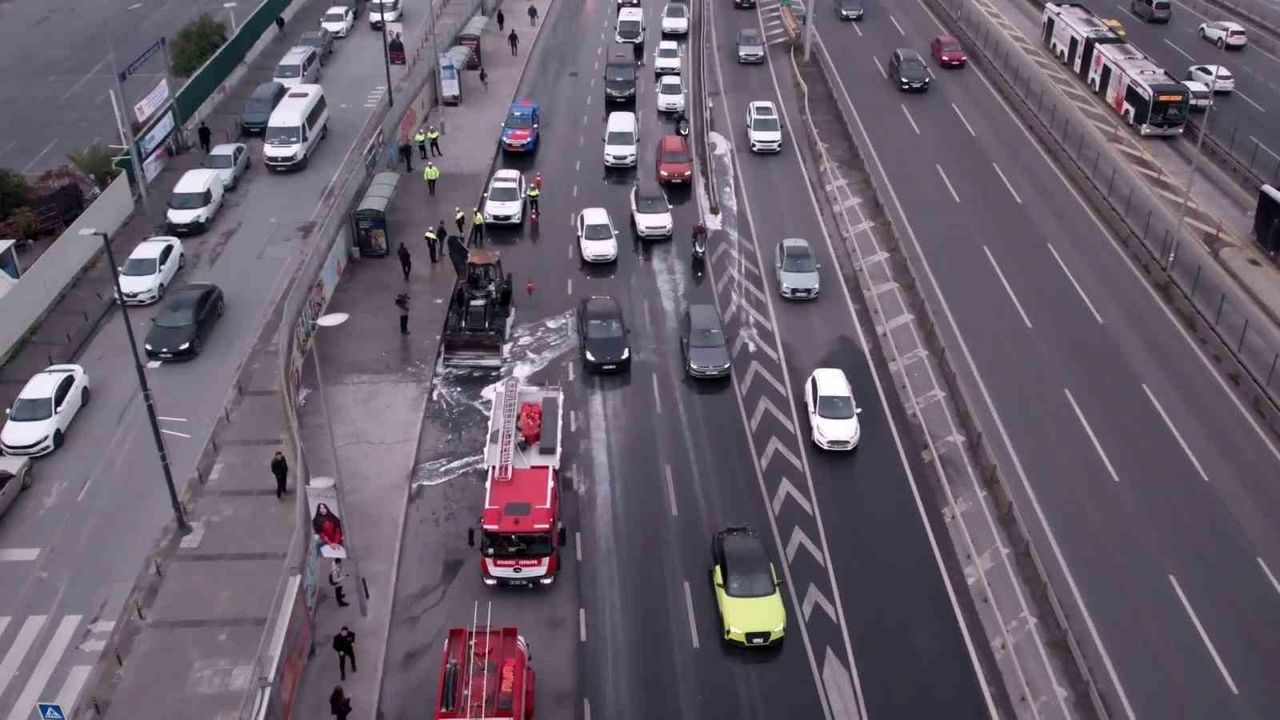 İstanbul Zeytinburnu'da İş Makinesi Alev Alev Yanıp Kül Oldu — Drone Trafik Yoğunluğunu Kaydetti