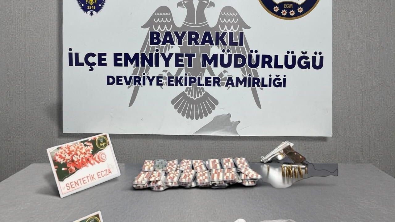 İzmir Bayraklı'da Çamaşır Makinesinden 896 Uyuşturucu Hap ve Ruhsatsız Tabanca Çıktı