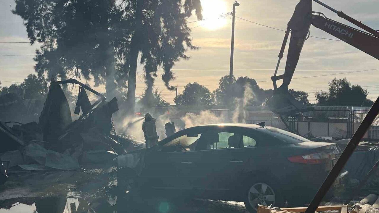 İzmir Bayraklı'da Şantiye Yangını: 5 Konteyner ve 2 Araç Kül Oldu