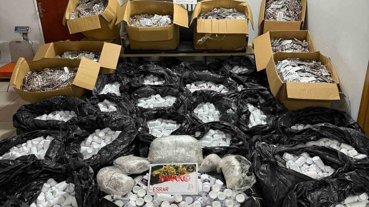 İzmir Buca'da 974 Uyuşturucu Hap Ele Geçirildi