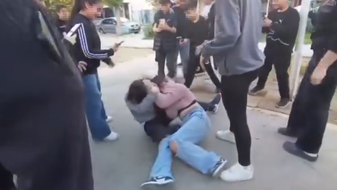 İzmir Buca'da Ortaokul Kavgası: Öğrenciler Videoya Aldı