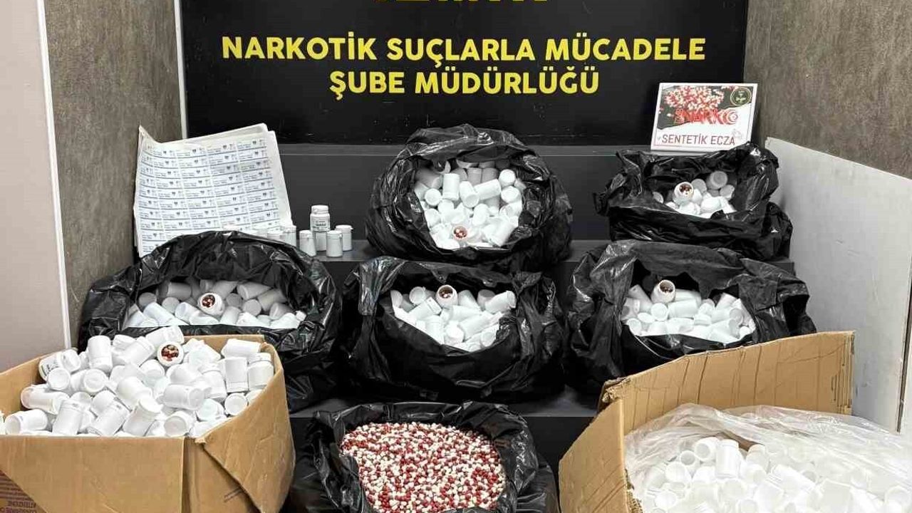 İzmir’de Çifte Darbe: 316 bin 760 Sentetik Ecza ve 29 Kilo 596 Gram Metamfetamin