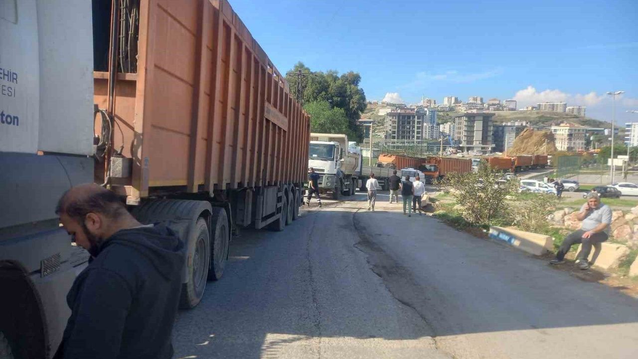 İzmir'de Çöp Kavgası: Çiğli Harmandalı Yolu Kapattı