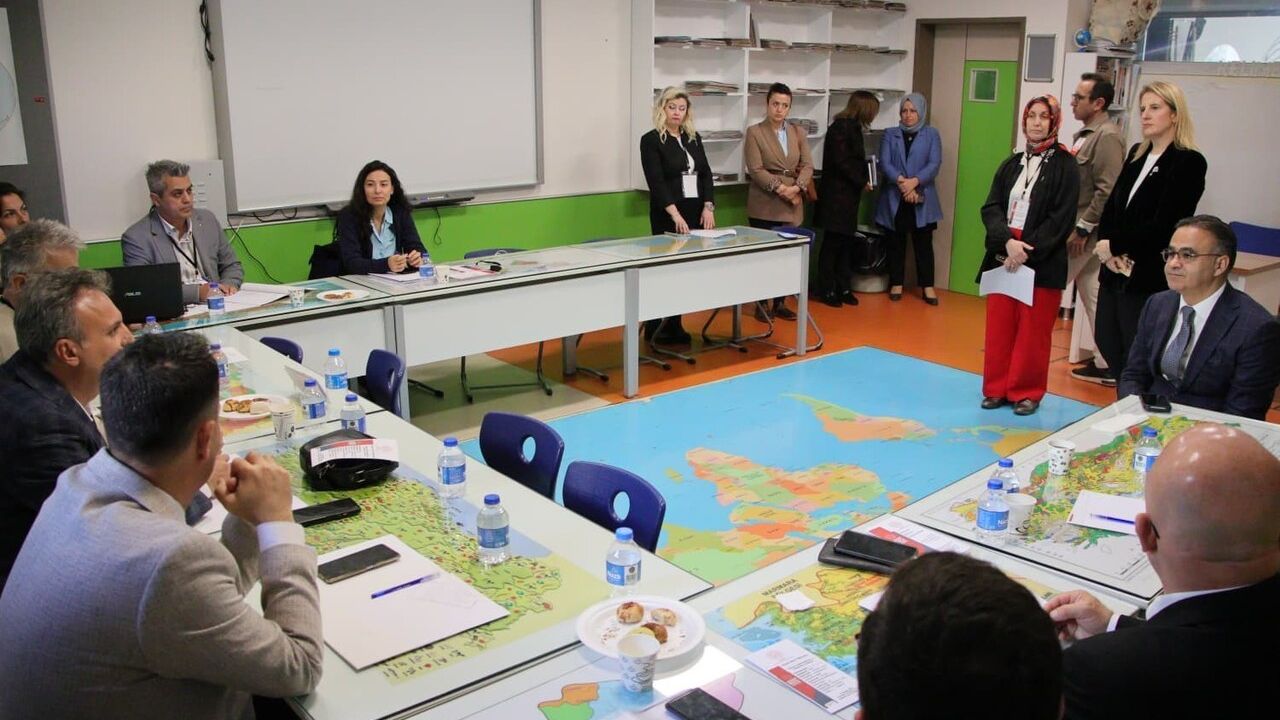 İzmir'de Hayat Boyu Öğrenme Çalıştayı: Dijitalleşme ve Yeşil Dönüşüm Öne Çıktı