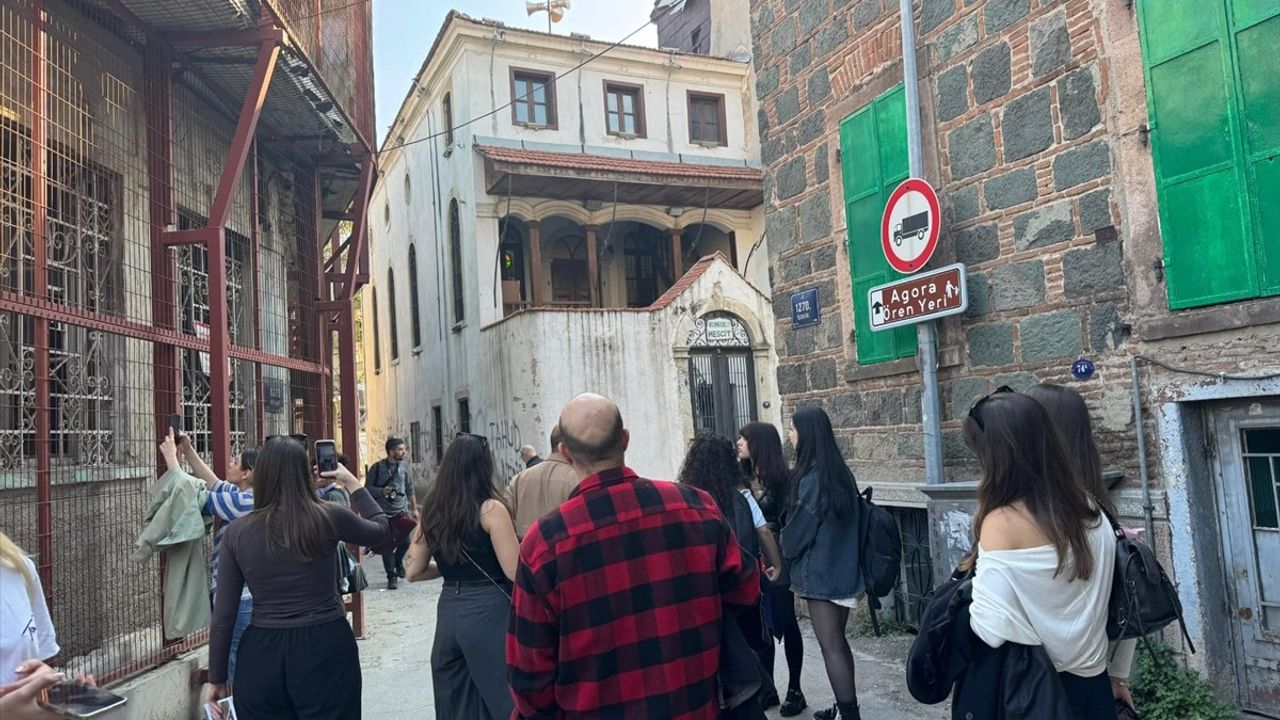 İzmir'de Öğrenciler Yapay Zeka ile Kent Sokaklarını Tabloya Dönüştürdü