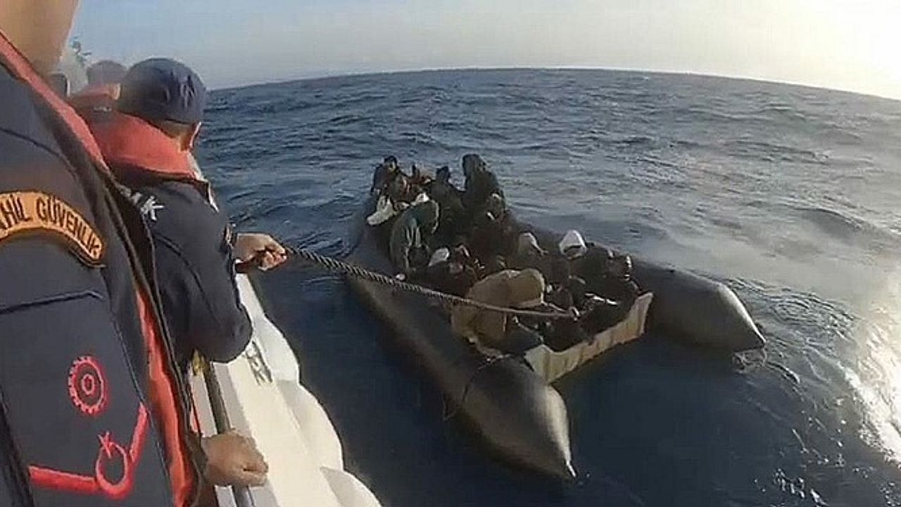İzmir'de Sahil Güvenlik 18 Düzensiz Göçmeni Yakaladı, 25'i Kurtarıldı