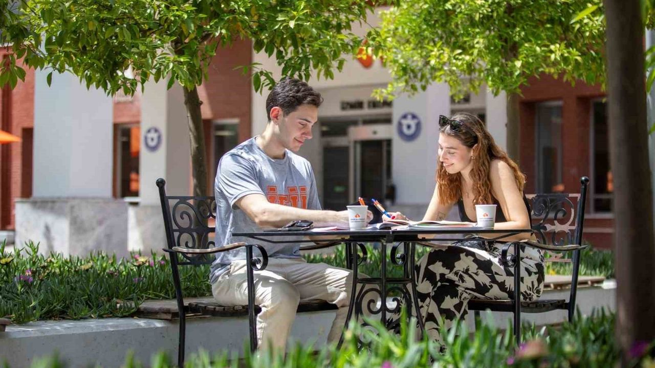 İzmir Ekonomi Üniversitesi 'Sağlıklı Kampüs' ile QS ImpACT 2025 Finalinde