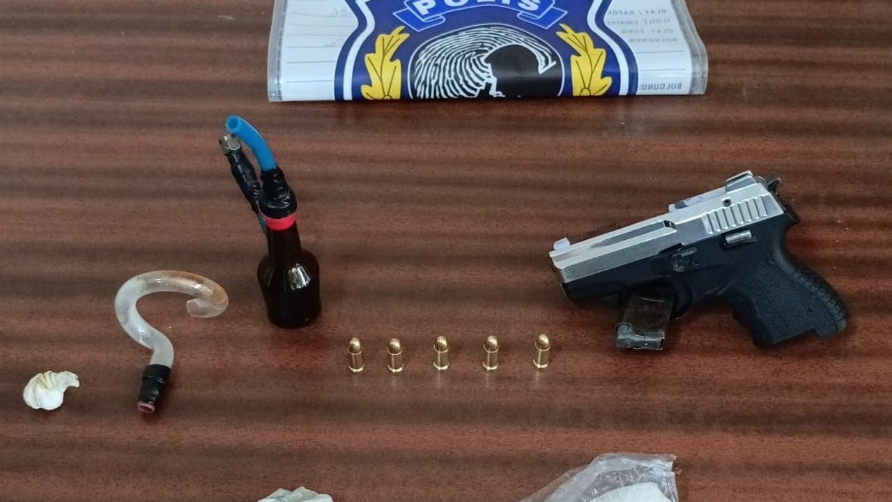 İzmir Gaziemir'de Yol Kontrolünde 300 Gram Uyuşturucu ve Silah Ele Geçirildi