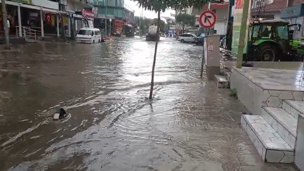 İzmir’in Kuzeyinde Kuvvetli Sağanak: Aliağa, Foça, Dikili, Bergama