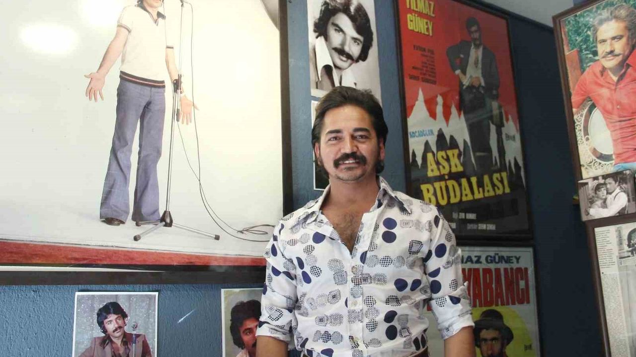 İzmir Konak'ta Ferdi Tayfur Rüzgârı: Eren Karadiken'in Nostaljik Çay Ocağı