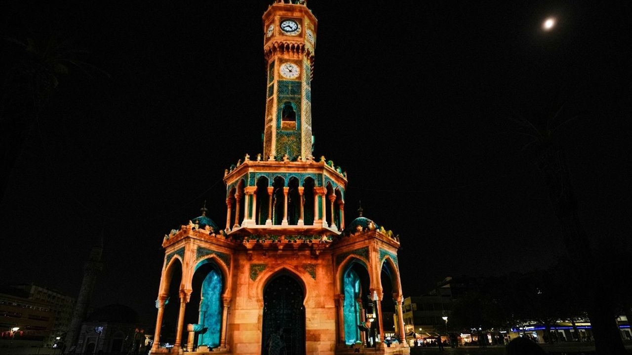 İzmir Saat Kulesi 'Zamanın Hüneri' ile Dijital Sanata Büründü