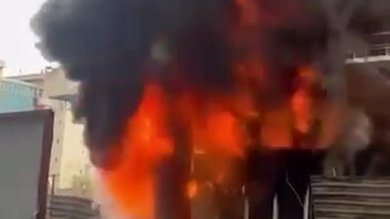 İzmit'te İşçi Konteyneri Alev Alev Yandı