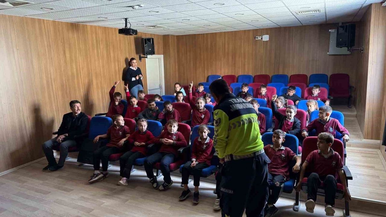 Jandarma'dan Sarıgöl Karacaali'de 35 Öğrenciye Trafik Eğitimi