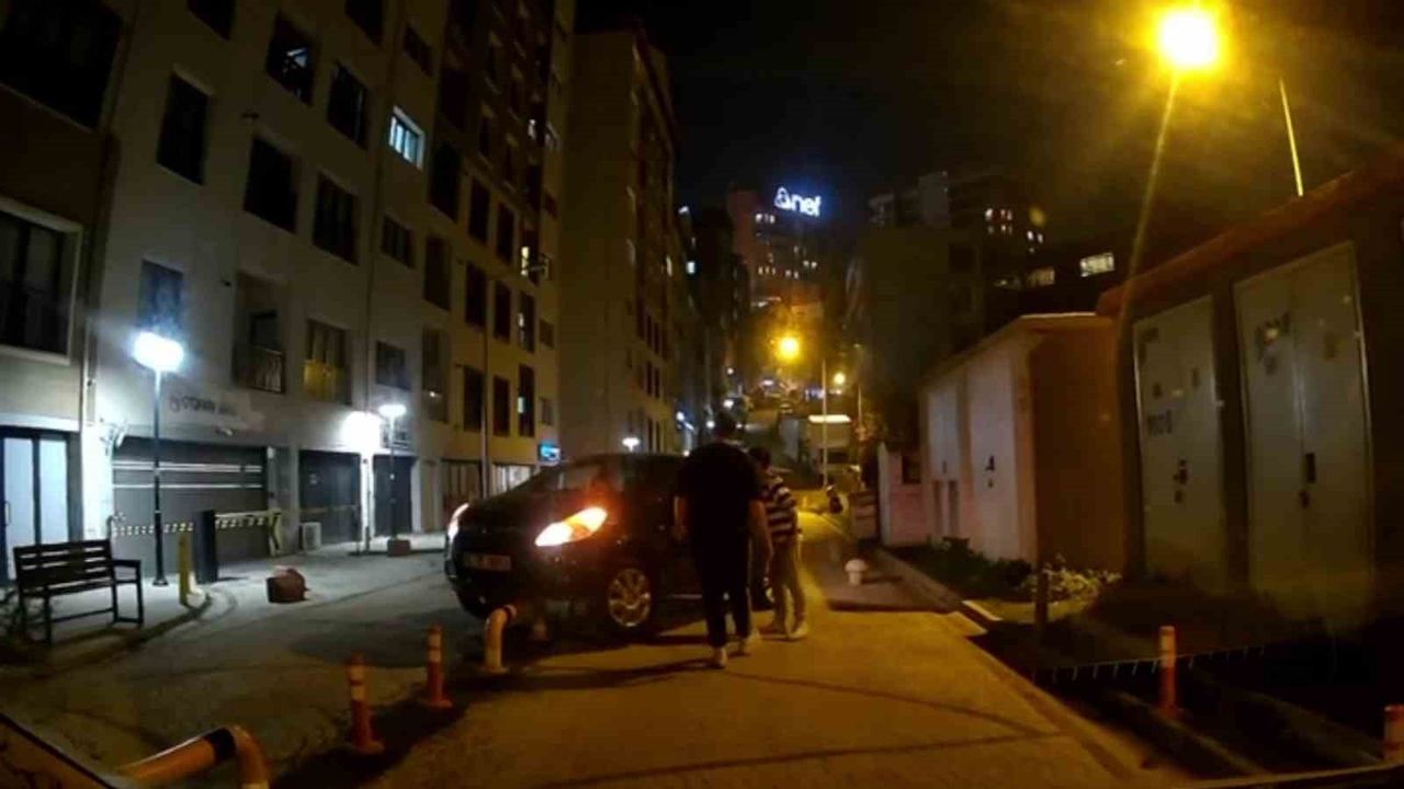 Kağıthane'de ters yöne giren sürücü bariyere çıkarak askıda kaldı