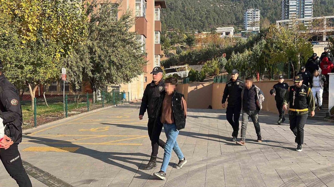 Kahramanmaraş'ta Dolandırıcılık ve Bahis Şebekesi: 8,5 Milyar TL İşlem, 17 Şüpheli Adliyede