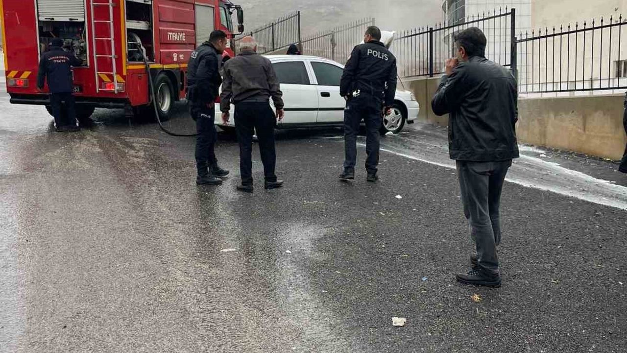 Kahramanmaraş'ta Park Halindeki Opel Alev Aldı