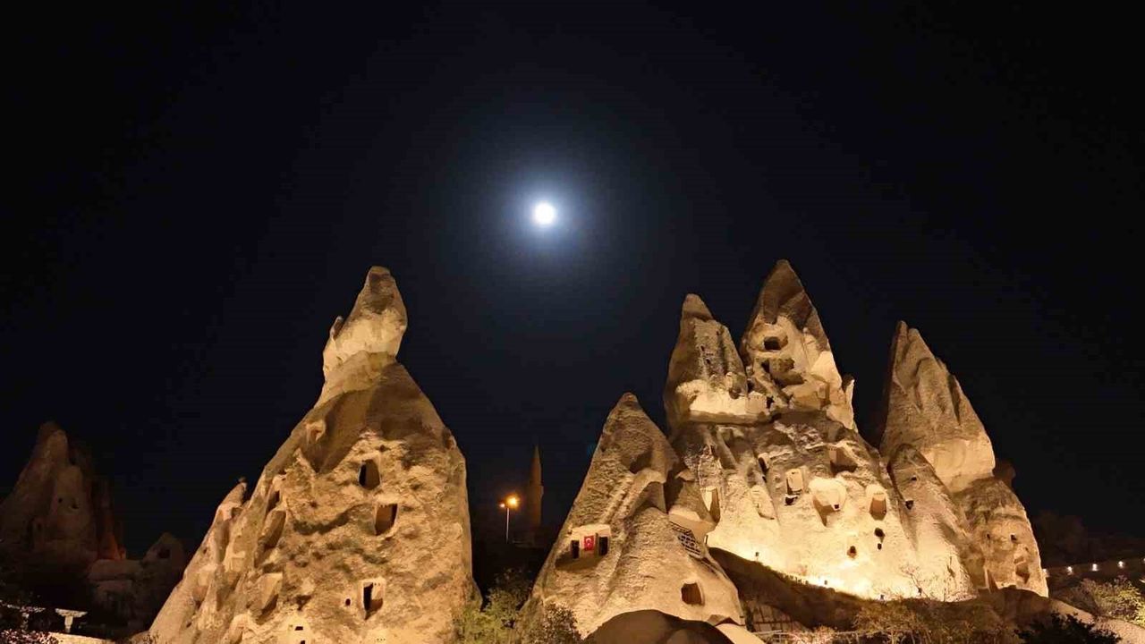 Kapadokya'da 'Kunduz Süper Ay' Peribacalarını Kartpostala Çevirdi