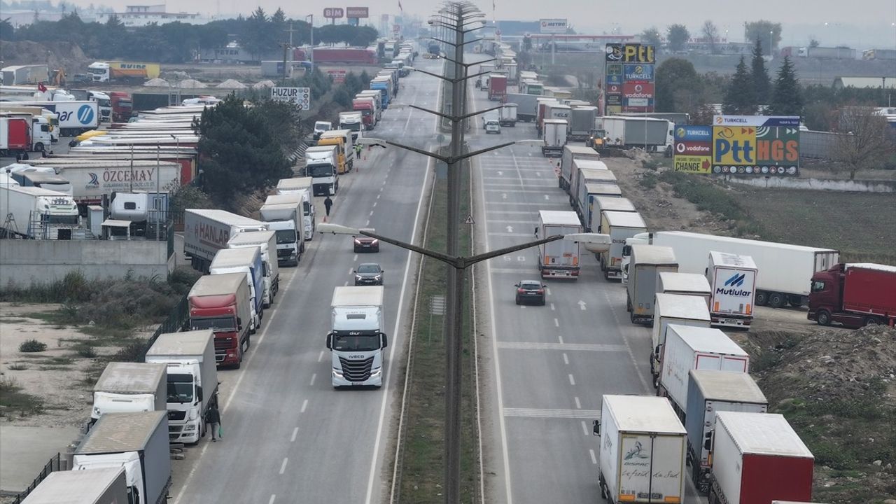 Kapıkule Sınır Kapısı'nda Çift Yönlü 7'şer Kilometrelik Tır Kuyruğu