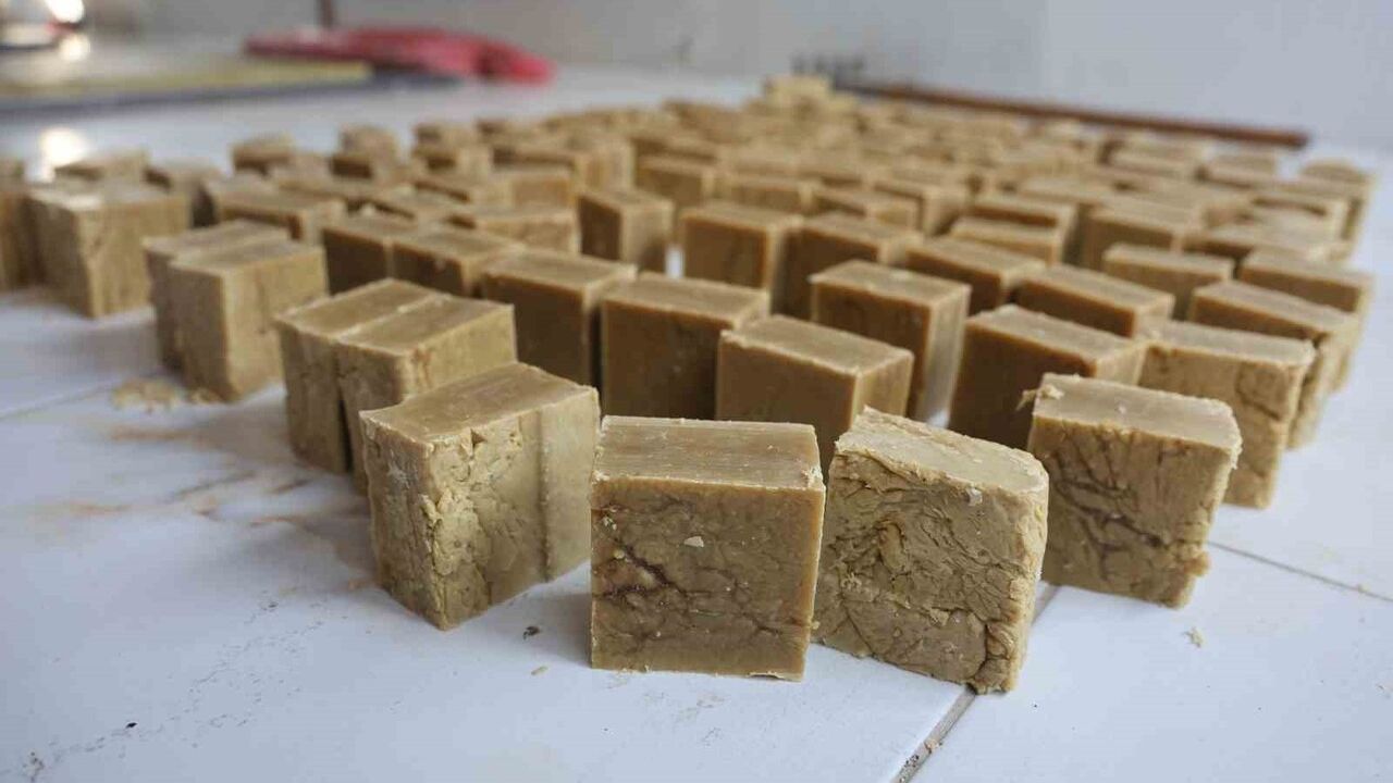 Kara Kazanda Pişen Zeytinyağlı Defne Sabunu Türkiye’nin Dört Bir Yanından Talep Görüyor