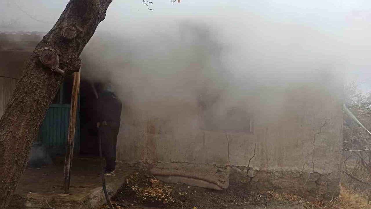 Karaadilli’de Ev Yangını: İtfaiye Hızlı Müdahale Etti