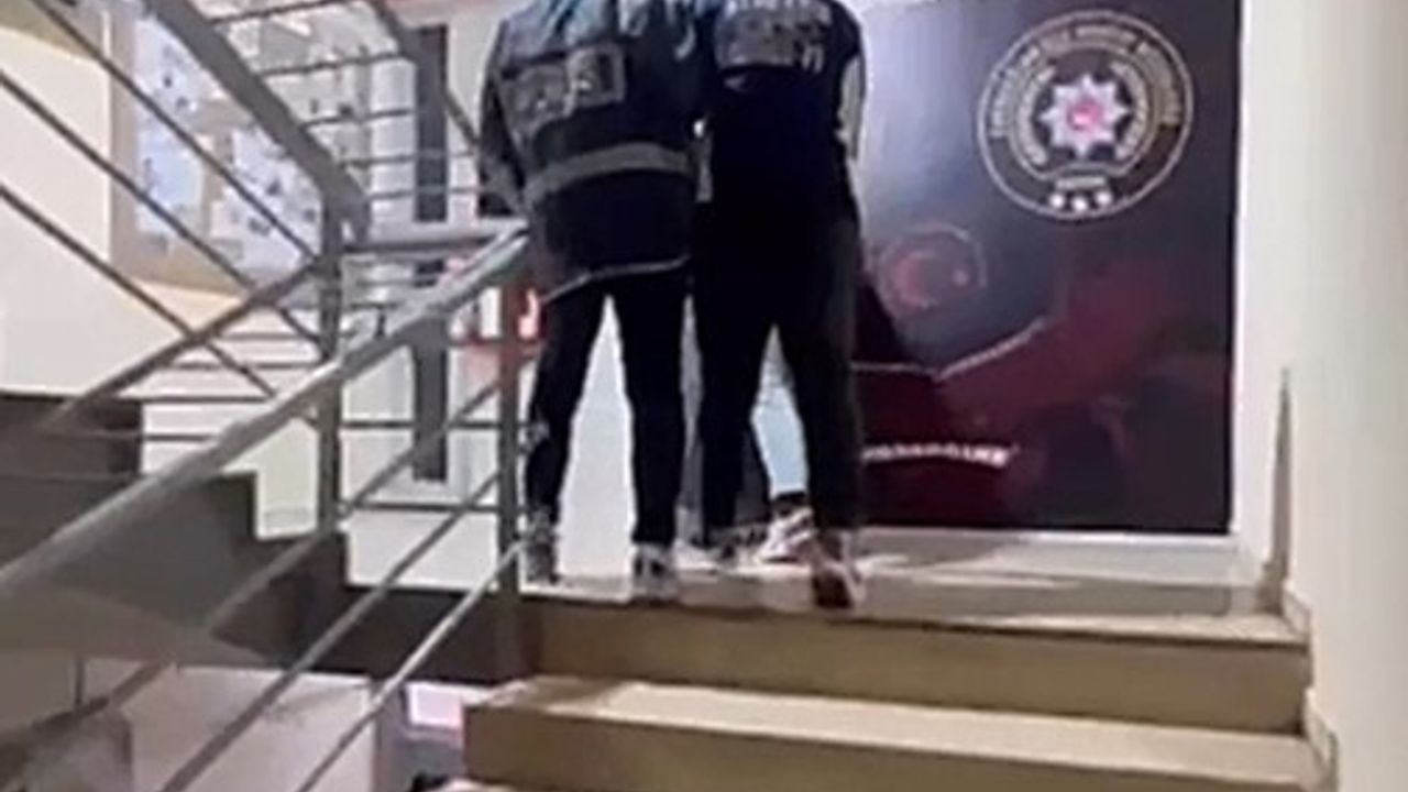 Karabağlar'da Kelebek Camı Hırsızları Kıyafet Değiştirip Yakalandı