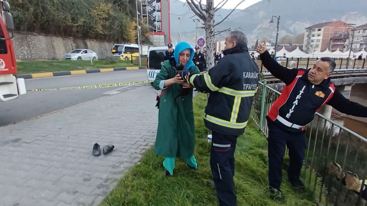 Karabük'te Filyos Çayı'na Düşen Yavru Kedi Kurtarıldı
