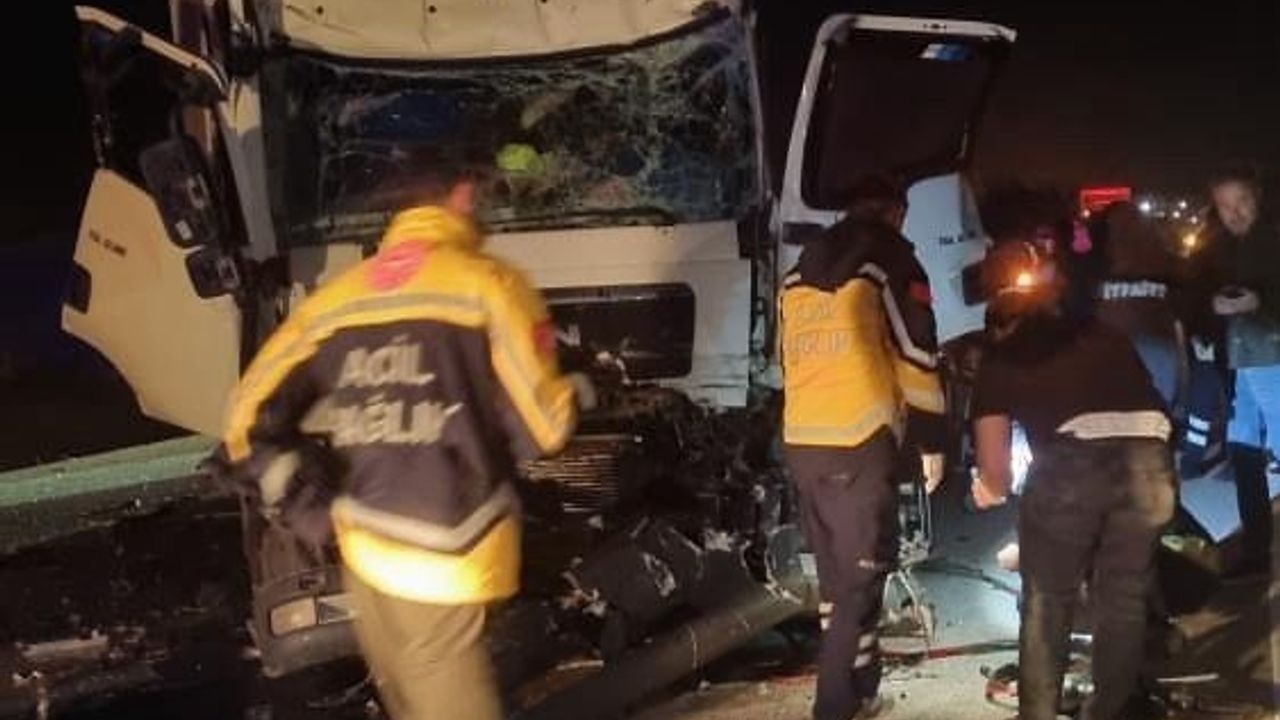 Karabük'te Kamyon Tır Dorsesine Arkadan Çarptı: Sürücü Yaralandı