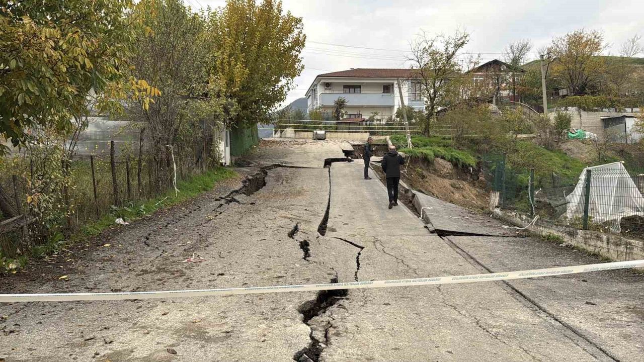 Karabük'te Okul Yanındaki Yol Çökmesi Dronla Görüntülendi