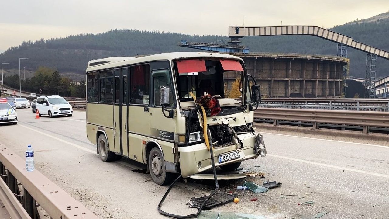 Karabük'te Yolcu Minibüsü Tır Dorsesine Arkadan Çarptı — Hafif Yaralılar