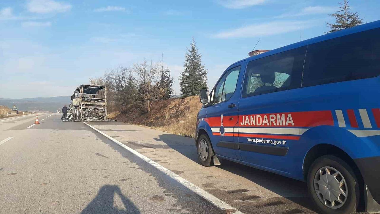 Karabük’te Yolcu Otobüsü Motor Yangını: Otobüs Tamamen Yandı