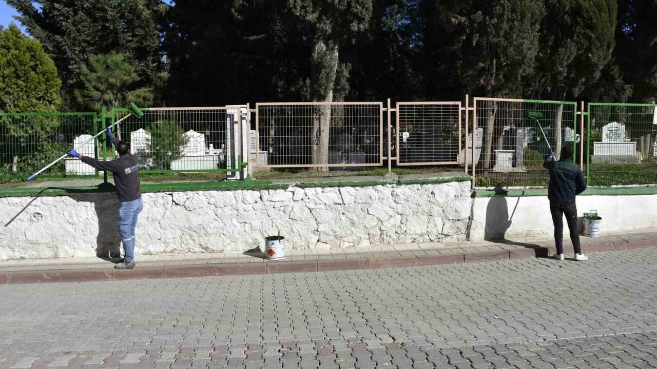 Karacabey'de Mezarlıklara Özenli Bakım: 1 ve 2 Nolu Şehir Mezarlıkları Yenileniyor