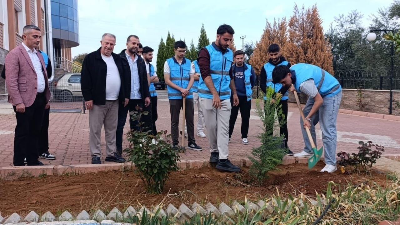Karacasu Belediyesi'nden KYK Yurdu'na Yeşil Dokunuş: Fidan Dikimi