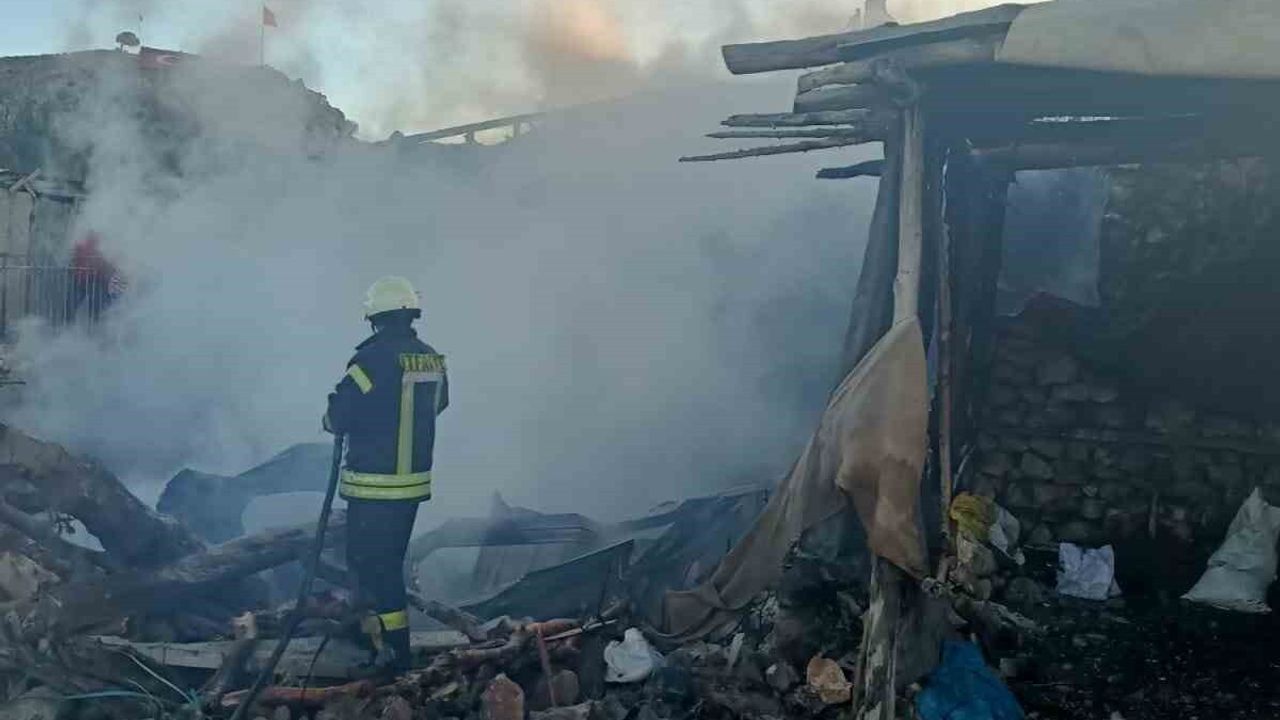 Karaman Çatak Köyü'nde Ahır Yangını İki Eve Sıçradı