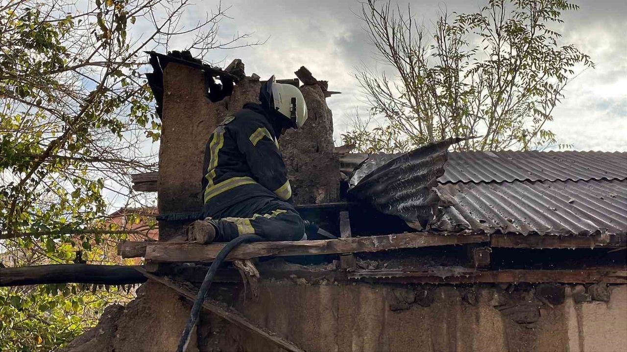 Karaman'da İtfaiye Çatıya Sıçrayan Yangını Büyümeden Söndürdü